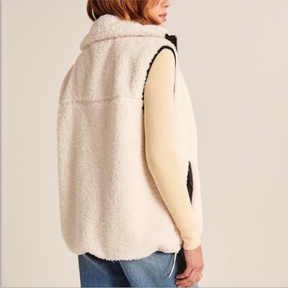 ABERCROMBIE & FITCH | Cinched Cocoon Oversized Sherpa Vest | Size S - Picture 2 of 9